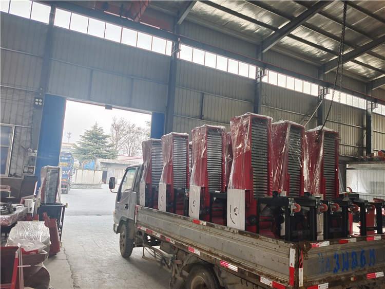 飼料顆粒機(jī)是以機(jī)械圓周運(yùn)動(dòng)為基礎(chǔ)，柴油機(jī)、電動(dòng)機(jī)為動(dòng)力帶動(dòng)傳動(dòng)軸